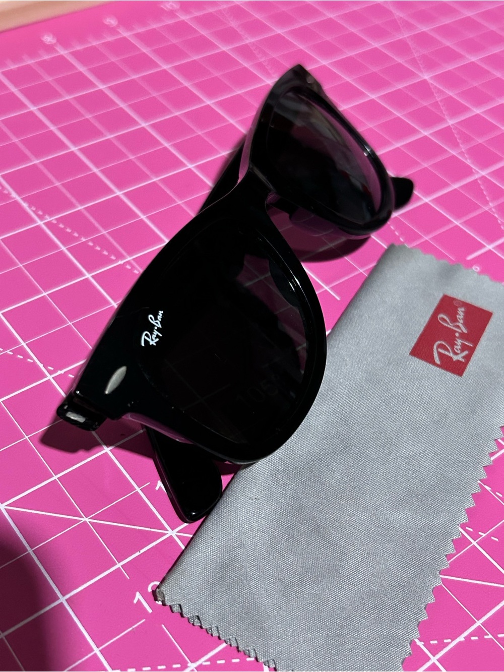 Ray-Ban Black Sunglasses with Gray Cleaning Cloth